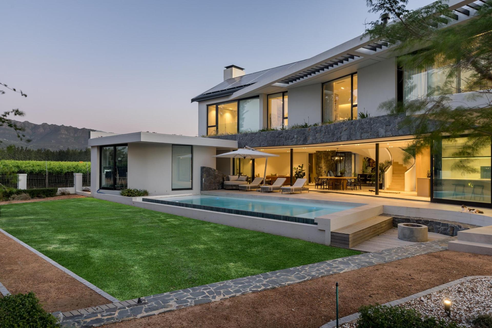 Modern Luxury Elevated -  An Architectural Icon — photograph 2